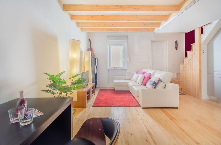 Sala de estar elegantemente projetada com móveis modernos em um apartamento no Building Travessa Olival à Graça - homesbnbird - 1421999 em São Vicente, Lisbon