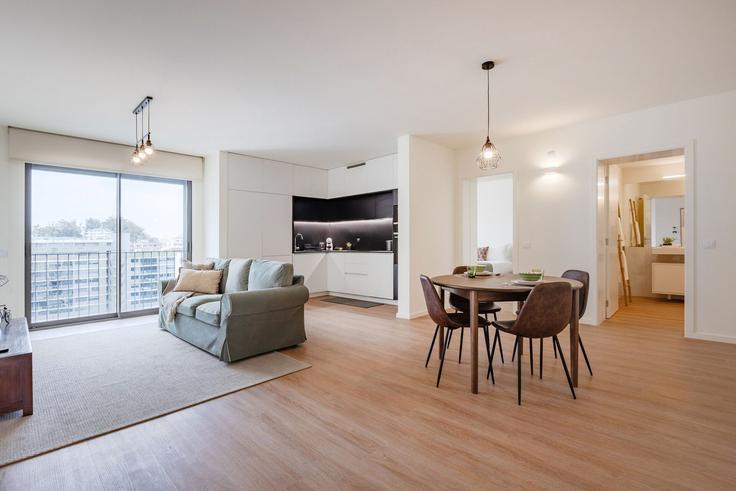 Elegante sala de estar con mobiliario moderno en un apartamento en Building Rua Professor Manuel Baganha 283 - homesbnbird - 1422126 en Campanhã, Porto