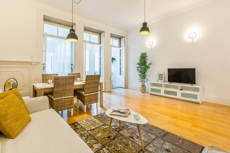 União das freguesias de Cedofeita, Santo Ildefonso, Sé, Miragaia, São Nicolau e Vitória, Porto에 위치한 Building Rua de Santa Catarina 1569 - homesbnbird - 1422006 유닛의 세련된 인테리어가 돋보이는 거실