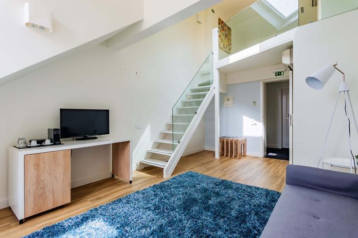 Elegant gestaltetes Wohnzimmer mit moderner Einrichtung in einer Wohnung im Building Rua Contra Almirante Jaime Afreixo 123 - homesbnbird - 1421939 in Palmela, Palmela