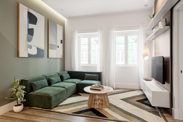 Elegant gestaltetes Wohnzimmer mit moderner Einrichtung in einer Wohnung im Building Rua Adelas 18 - homesbnbird - 1422244 in Misericórdia, Lisbon