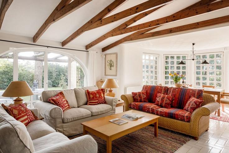 Building Quinta da Marinha - Rua dos Cactos - homesbnbird - 1422318 adresindeki bir dairede modern mobilyalarla zarif bir şekilde tasarlanmış oturma odası Cascais e Estoril, Cascais