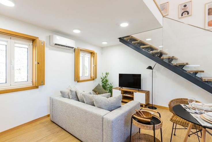 Porto União das freguesias de Cedofeita, Santo Ildefonso, Sé, Miragaia, São Nicolau e VitóriaのBuilding Rua de Aníbal Cunha 47 - homesbnbird - 1422131のアパートメントにある、モダンな家具を備えたエレガントなデザインのリビングルーム