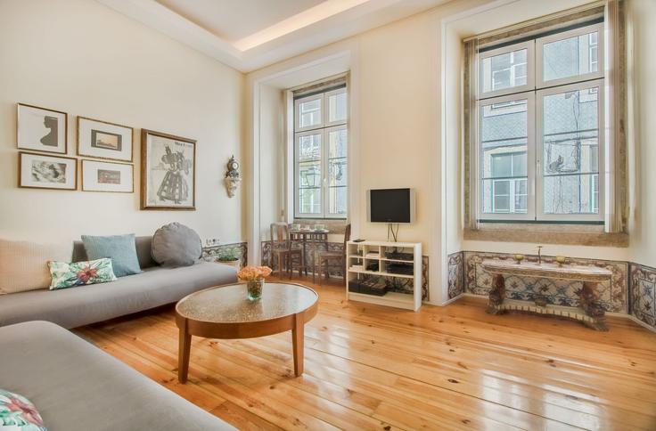 Elegante sala de estar con mobiliario moderno en un apartamento en Building Rua dos Correeiros 171 - homesbnbird - 1422024 en Santa Maria Maior, Lisbon