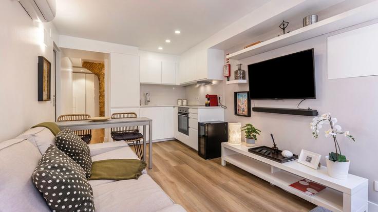 Elegante sala de estar con mobiliario moderno en un apartamento en Building Rua Presidente Arriaga - homesbnbird - 1422221 en Estrela, Lisbon