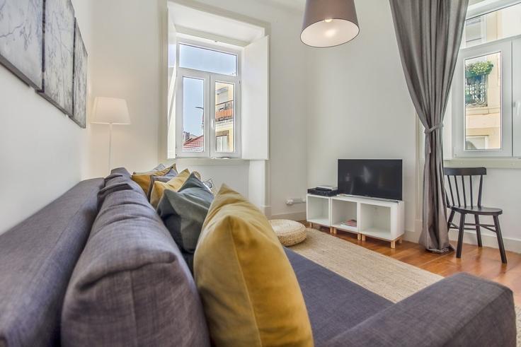 Elegant gestaltetes Wohnzimmer mit moderner Einrichtung in einer Wohnung im Building Beco dos Aciprestes 3 - homesbnbird - 1421985 in Misericórdia, Lisbon