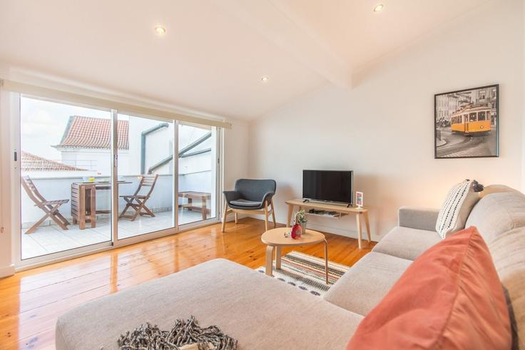 Lisbon Santa Maria MaiorのBuilding Largo de Santo Estêvão - homesbnbird - 1421977のアパートメントにある、モダンな家具を備えたエレガントなデザインのリビングルーム