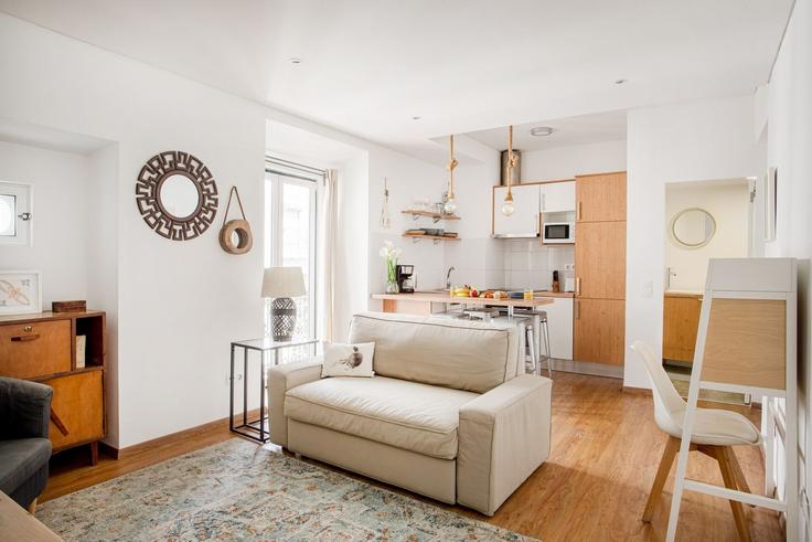 Elegante sala de estar con mobiliario moderno en un apartamento en Building Escolas Gerais 56 - homesbnbird - 1422272 en Santa Maria Maior, Lisbon