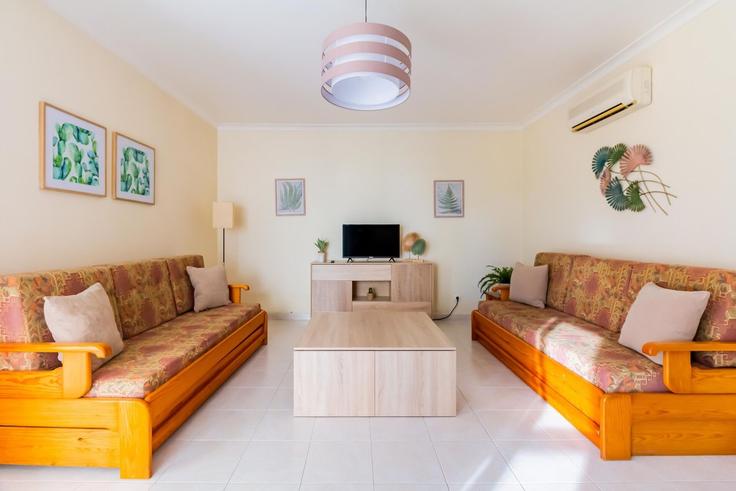 Elegante sala de estar con mobiliario moderno en un apartamento en Building Rua do Pinhal 796 - homesbnbird - 1421954 en Albufeira e Olhos de Água, Olhos de Água