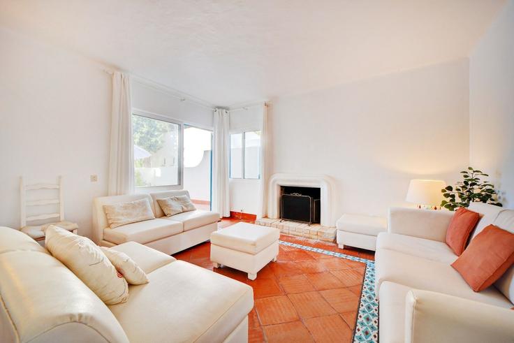 Elegante sala de estar con mobiliario moderno en un apartamento en Building Aldeamento Prainha Club - homesbnbird - 1422149 en Alvor, Alvor