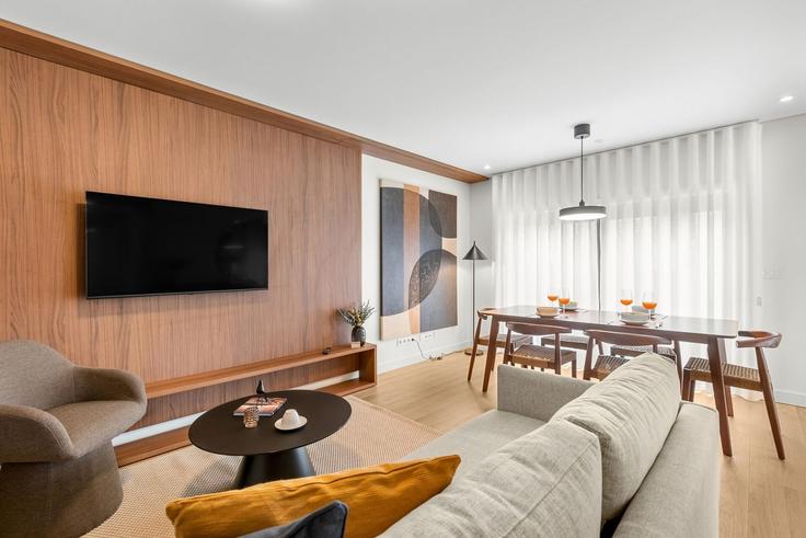 Elegant gestaltetes Wohnzimmer mit moderner Einrichtung in einer Wohnung im Building Rua de Anselmo Braamcamp 437 - homesbnbird - 1422325 in Bonfim, Porto