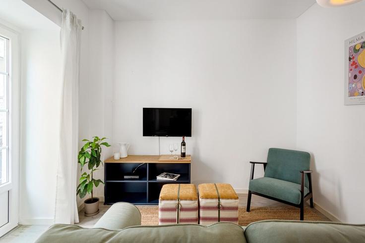 Elegante sala de estar con mobiliario moderno en un apartamento en Building Rua da Atalaia - homesbnbird - 1422192 en Misericórdia, Lisbon