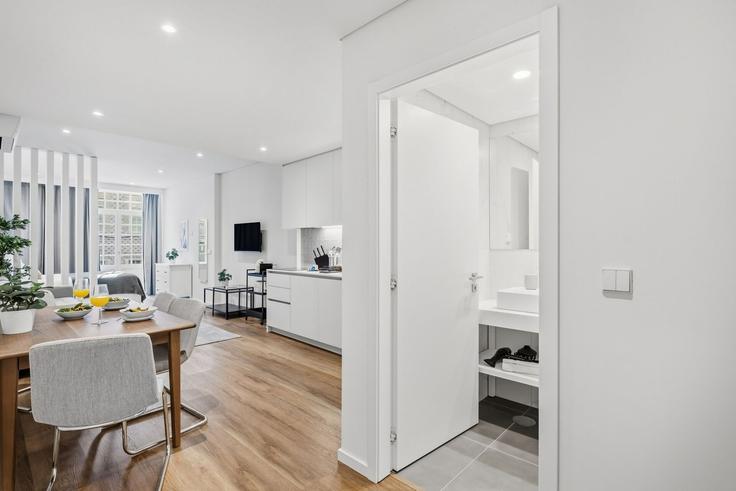 União das freguesias de Cedofeita, Santo Ildefonso, Sé, Miragaia, São Nicolau e Vitória, Porto에 위치한 Building Rua de Cimo de Vila 23 - homesbnbird - 1422312 유닛의 세련된 인테리어가 돋보이는 거실