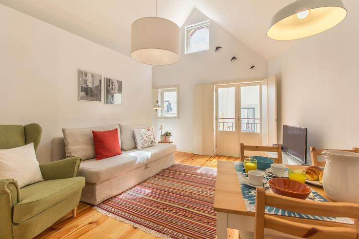 Sala de estar elegantemente projetada com móveis modernos em um apartamento no Building Rua de São Miguel 85 - homesbnbird - 1421989 em Santa Maria Maior, Lisbon