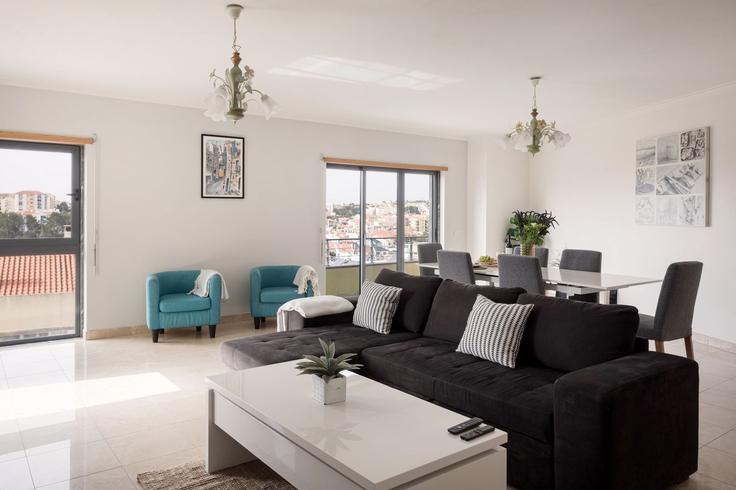 Building 64 Rua Dr Pereira Coutinho - homesbnbird - 1422336 adresindeki bir dairede modern mobilyalarla zarif bir şekilde tasarlanmış oturma odası Alcabideche, Alcabideche Building 64 Rua Dr Pereira Coutinho - homesbnbird - 1422336 adresindeki bir dairede modern mobilyalarla zarif bir şekilde tasarlanmış oturma odası Alcabideche, Alcabideche