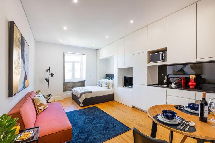 Elegante sala de estar con mobiliario moderno en un apartamento en Building Rua de Santo Ildefonso 231 - homesbnbird - 1421937 en União das freguesias de Cedofeita, Santo Ildefonso, Sé, Miragaia, São Nicolau e Vitória, Porto