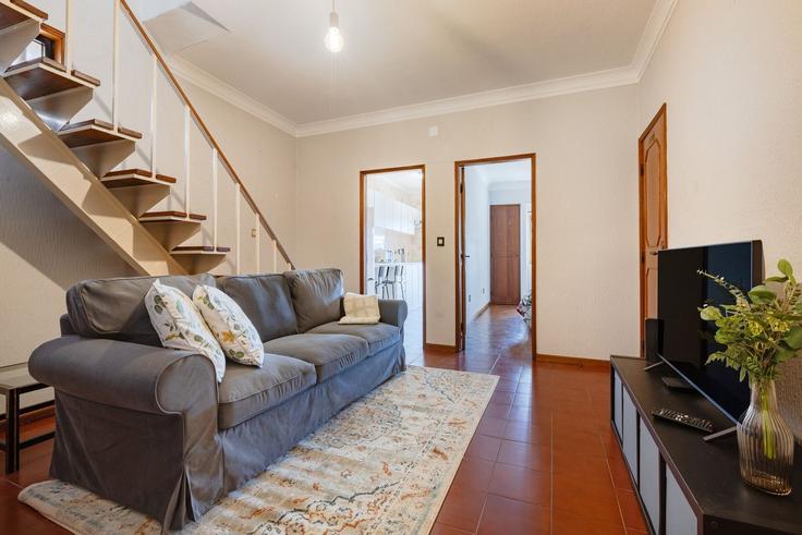 Sala de estar elegantemente projetada com móveis modernos em um apartamento no Building Rua de Santo Ildefonso - homesbnbird - 1422079 em Bonfim, Porto