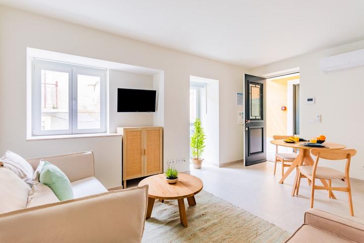 Elegante sala de estar con mobiliario moderno en un apartamento en Building Travessa do Pé-de-Ferro 24 - homesbnbird - 1422157 en Estrela, Lisbon