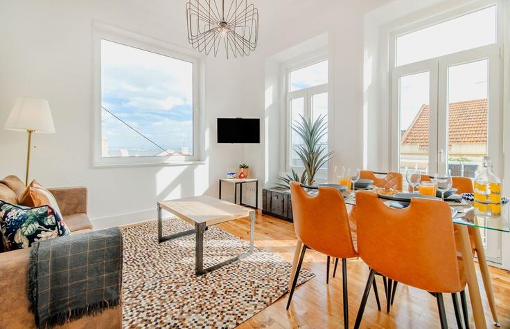 Elegante sala de estar con mobiliario moderno en un apartamento en Building Rua Rui Barbosa 32 - homesbnbird - 1421975 en São Vicente, Lisbon