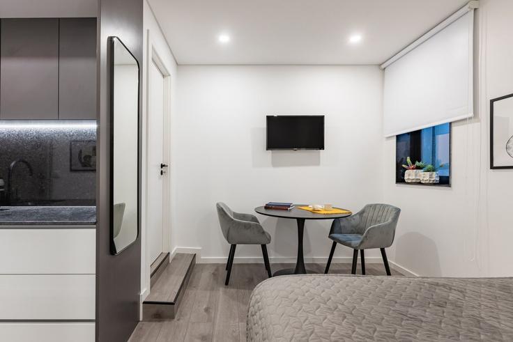 Elegant gestaltetes Wohnzimmer mit moderner Einrichtung in einer Wohnung im Building Praceta Engenheiro António de Almeida - homesbnbird - 1422197 in Ramalde, Porto