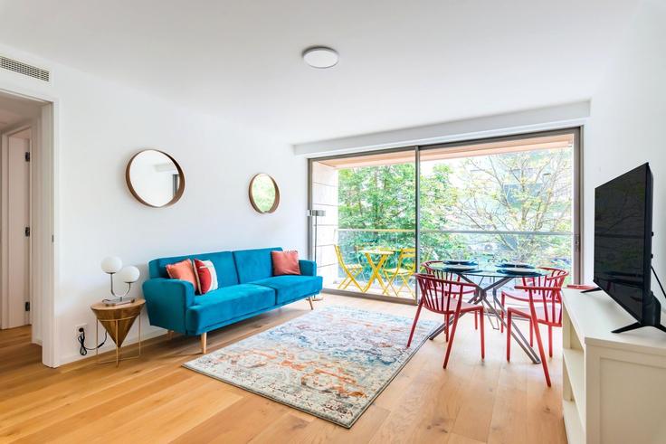 Sala de estar elegantemente projetada com móveis modernos em um apartamento no Building Rua Pinheiro Chagas 20 - homesbnbird - 1422150 em Avenidas Novas, Lisbon