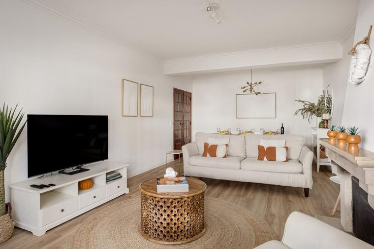 Building Rua das Romãzeiras 209 - homesbnbird - 1422314 adresindeki bir dairede modern mobilyalarla zarif bir şekilde tasarlanmış oturma odası Cascais e Estoril, Cascais