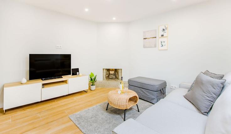 Espinho EspinhoのBuilding Rua 4 - homesbnbird - 1422044のアパートメントにある、モダンな家具を備えたエレガントなデザインのリビングルーム