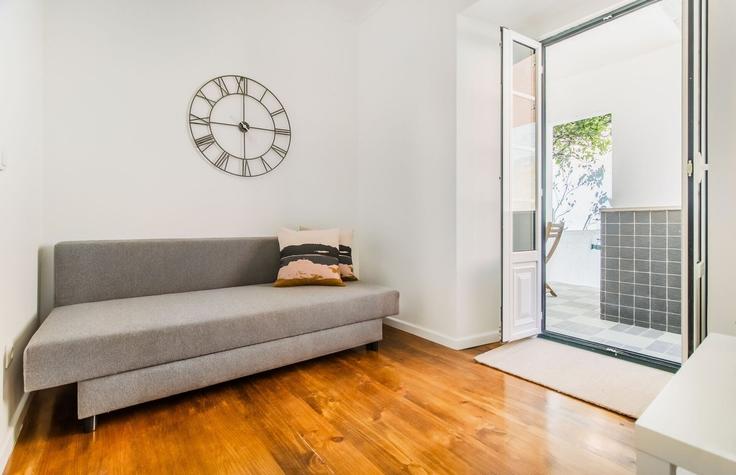Lisbon São VicenteのBuilding Rua das Olarias - homesbnbird - 1422071のアパートメントにある、モダンな家具を備えたエレガントなデザインのリビングルーム
