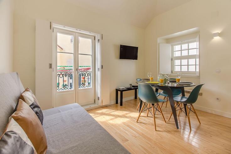 Lisbon Santa Maria MaiorのBuilding Rua de Guilherme Braga 27 - homesbnbird - 1421980のアパートメントにある、モダンな家具を備えたエレガントなデザインのリビングルーム