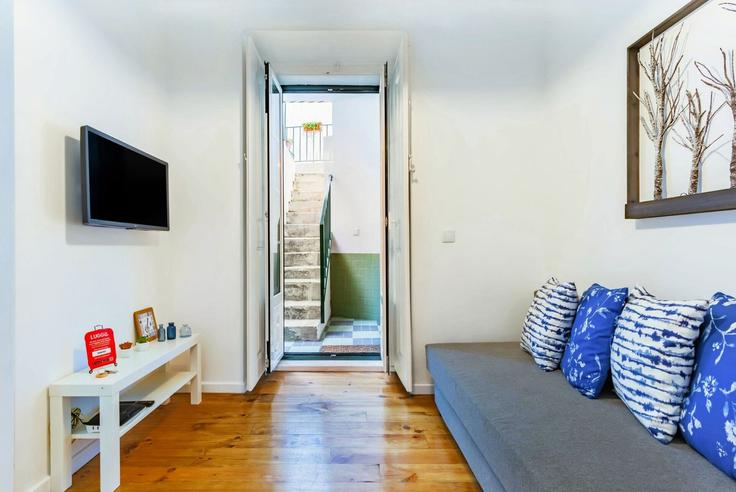 Lisbon São VicenteのBuilding Rua das Olarias 68 - homesbnbird - 1422083のアパートメントにある、モダンな家具を備えたエレガントなデザインのリビングルーム