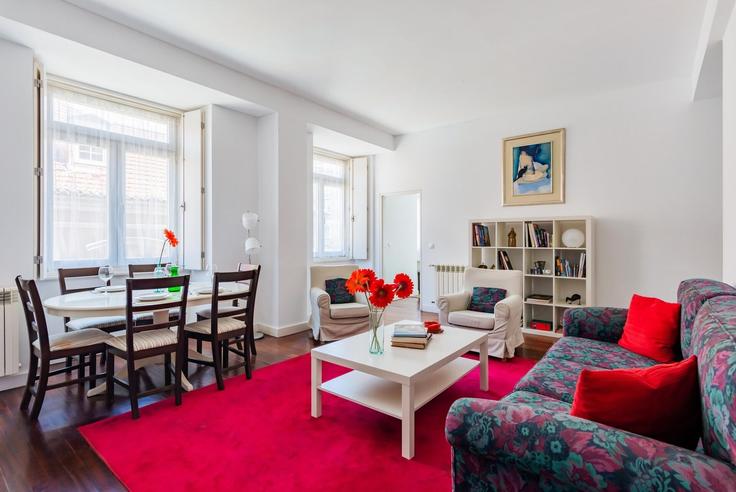 Salle de séjour élégante avec mobilier moderne dans un appartement à Building Travessa da Espera - homesbnbird - 1422091 à Misericórdia, Lisbon