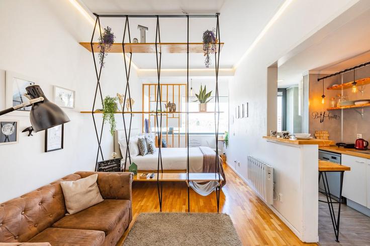 Porto União das freguesias de Cedofeita, Santo Ildefonso, Sé, Miragaia, São Nicolau e VitóriaのBuilding Rua de 5 de Outubro 374, 5º Trás - homesbnbird - 1410263のアパートメントにある、モダンな家具を備えたエレガントなデザインのリビングルーム