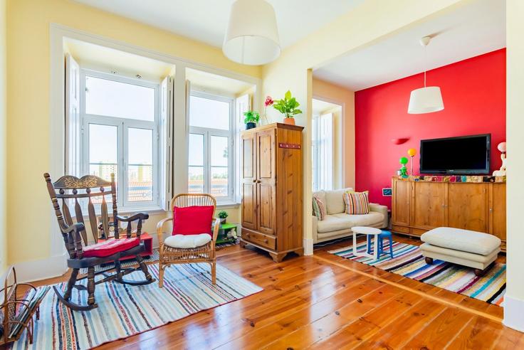 Elegante sala de estar con mobiliario moderno en un apartamento en Building Rua dos Sapadores 115 - homesbnbird - 1421956 en São Vicente, Lisbon