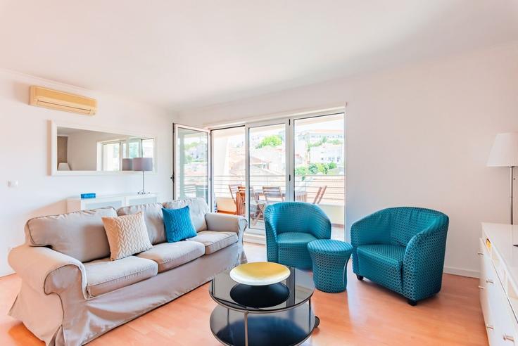 Salle de séjour élégante avec mobilier moderne dans un appartement à Building Avenida da Liberdade 180 - homesbnbird - 1422166 à Santo António, Lisbon