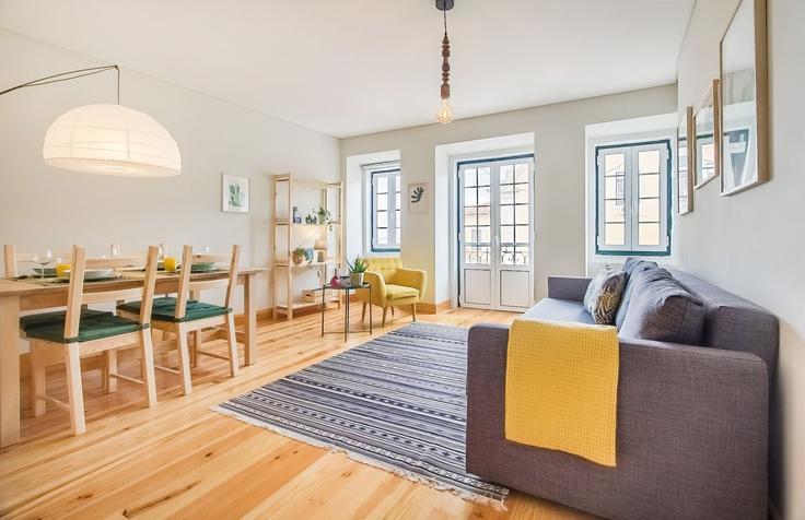 Lisbon EstrelaのBuilding Rua Presidente Arriaga 54 - homesbnbird - 1421979のアパートメントにある、モダンな家具を備えたエレガントなデザインのリビングルーム