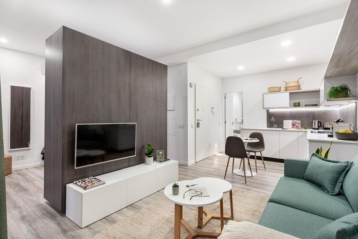 Elegante sala de estar con mobiliario moderno en un apartamento en Building Travessa do Oleiro 6 - homesbnbird - 1422140 en Misericórdia, Lisbon