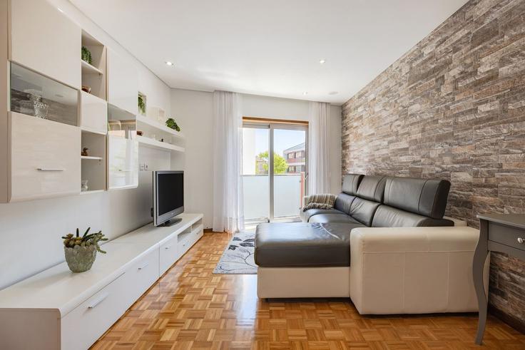 Espinho EspinhoのBuilding Rua 5 - homesbnbird - 1422248のアパートメントにある、モダンな家具を備えたエレガントなデザインのリビングルーム