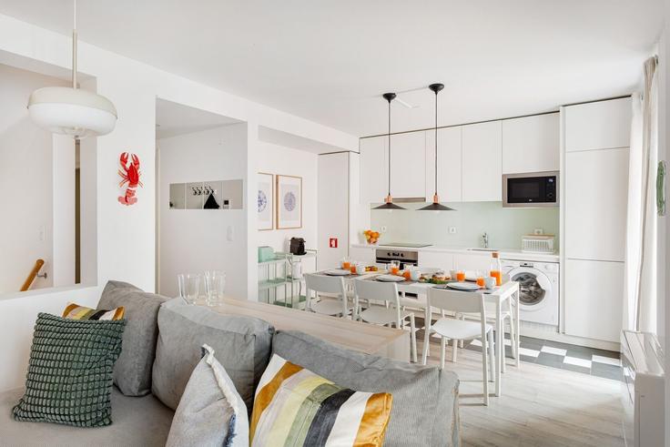 Salle de séjour élégante avec mobilier moderne dans un appartement à Building Rua da Atalaia 81 - homesbnbird - 1422185 à Misericórdia, Lisbon