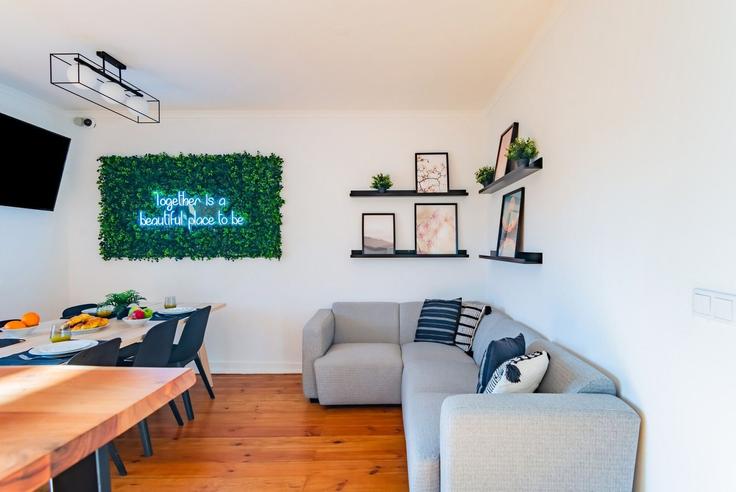 Elegante sala de estar con mobiliario moderno en un apartamento en Building Rua Latino Coelho 63 - homesbnbird - 1421987 en Avenidas Novas, Lisbon
