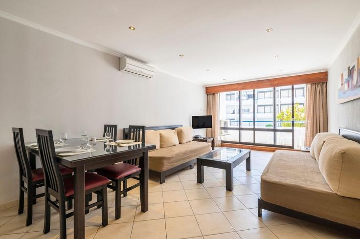 Elegante sala de estar con mobiliario moderno en un apartamento en Building Caminho do Lago 3 - homesbnbird - 1422027 en Quarteira, Quarteira Elegante sala de estar con mobiliario moderno en un apartamento en Building Caminho do Lago 3 - homesbnbird - 1422027 en Quarteira, Quarteira