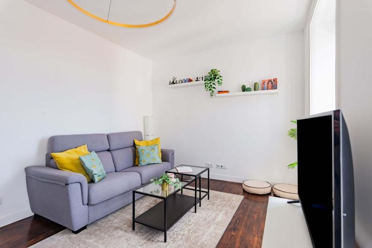 Elegant gestaltetes Wohnzimmer mit moderner Einrichtung in einer Wohnung im Building Rua Ilha Terceira 38 - homesbnbird - 1422242 in Arroios, Lisbon