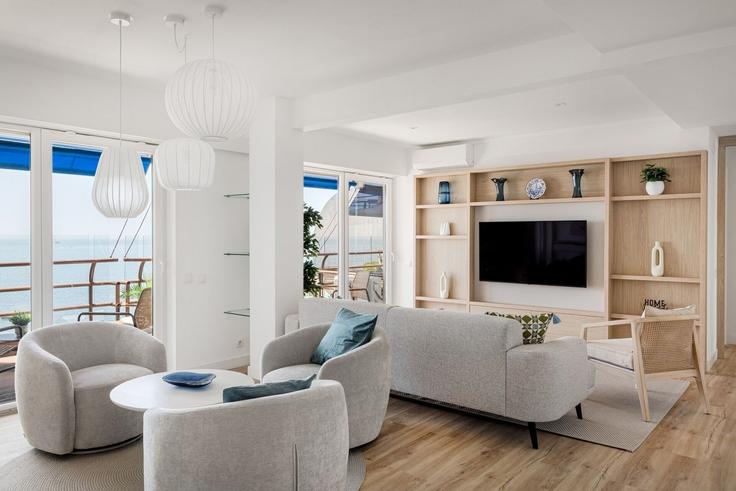 Sala de estar elegantemente projetada com móveis modernos em um apartamento no Building Rua Sacadura Cabral - homesbnbird - 1422306 em Cascais e Estoril, Estoril