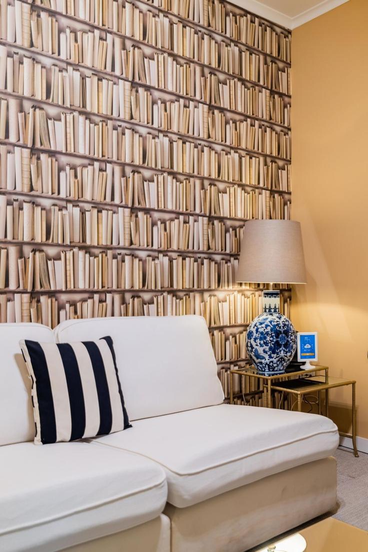 Lisbon MisericórdiaのBuilding Travessa da Laranjeira - homesbnbird - 1422095のアパートメントにある、モダンな家具を備えたエレガントなデザインのリビングルーム