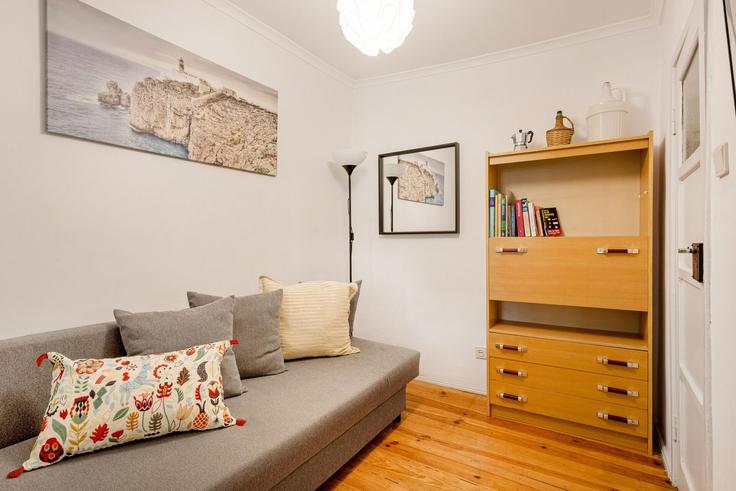 Sala de estar elegantemente projetada com móveis modernos em um apartamento no Building Calçada do Duque 55 - homesbnbird - 1422258 em Santa Maria Maior, Lisbon