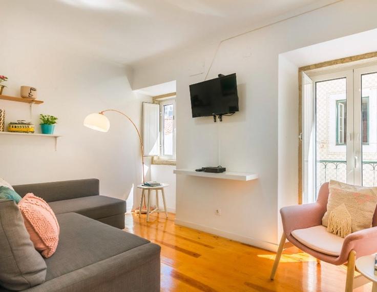 Elegante sala de estar con mobiliario moderno en un apartamento en Building Rua do Terreirinho 4 - homesbnbird - 1421951 en Santa Maria Maior, Lisbon