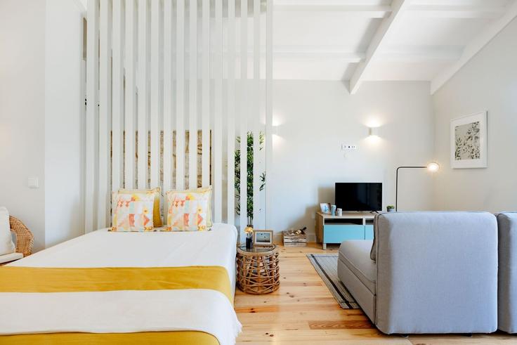Sala de estar elegantemente projetada com móveis modernos em um apartamento no Building Rua do Pinheiro 22 - homesbnbird - 1422019 em União das freguesias de Cedofeita, Santo Ildefonso, Sé, Miragaia, São Nicolau e Vitória, Porto