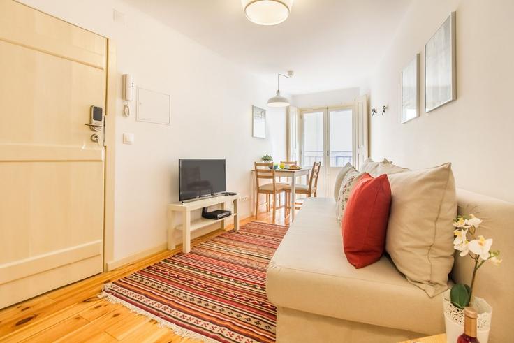 Elegante sala de estar con mobiliario moderno en un apartamento en Building Rua de São Miguel 85 - homesbnbird - 1421970 en Santa Maria Maior, Lisbon