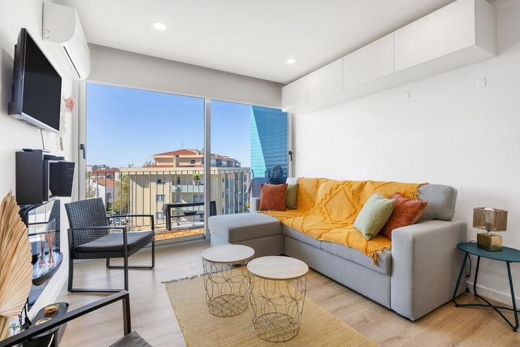 Espinho EspinhoのBuilding Rua 9 - homesbnbird - 1422226のアパートメントにある、モダンな家具を備えたエレガントなデザインのリビングルーム