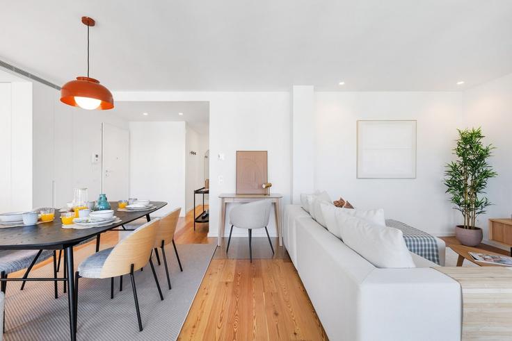 Salle de séjour élégante avec mobilier moderne dans un appartement à Building Rua da Pedra do Cão 440 - homesbnbird - 1406917 à Canidelo, Vila Nova de Gaia