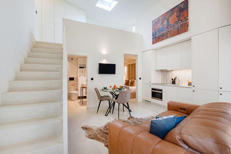 Sala de estar elegantemente projetada com móveis modernos em um apartamento no Building Rua de Santos Pousada - homesbnbird - 1422032 em Bonfim, Porto